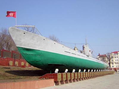 Подводная лодка на корабельной набережной